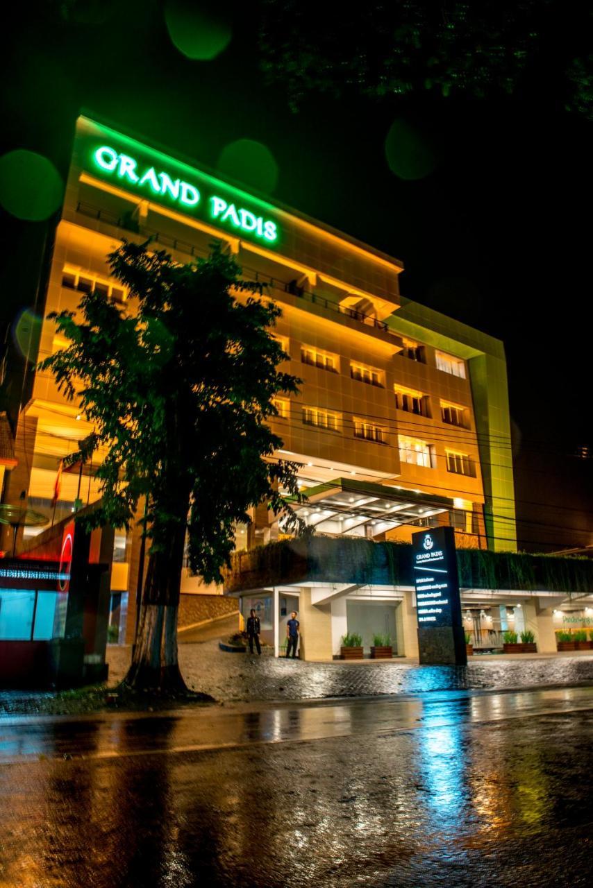Grand Padis Hotel Bondowoso Esterno foto